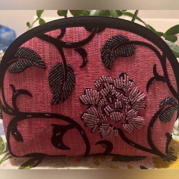 Pretty,Stylish.Unique Pouch - Picture 4 of 4